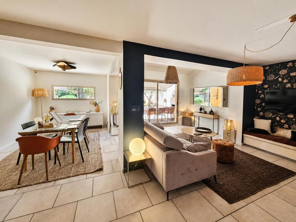 Living room, Dining area