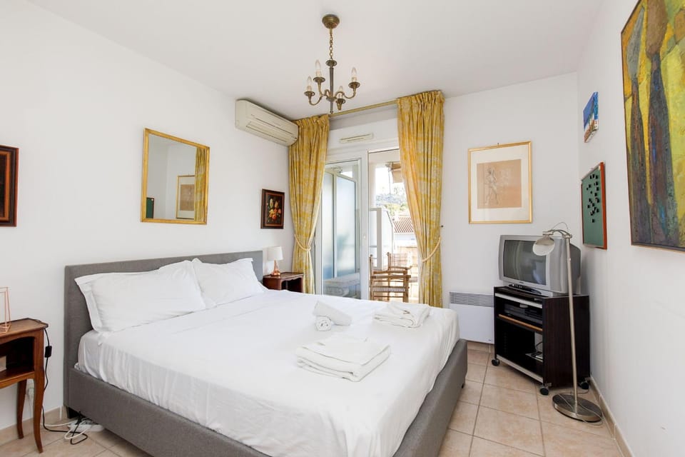 Bed, TV and multimedia, Bedroom, air conditioner