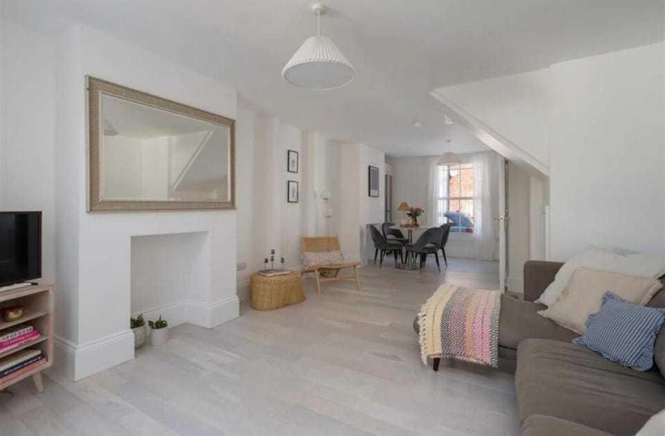Open & Social Home from Home House in Whitstable