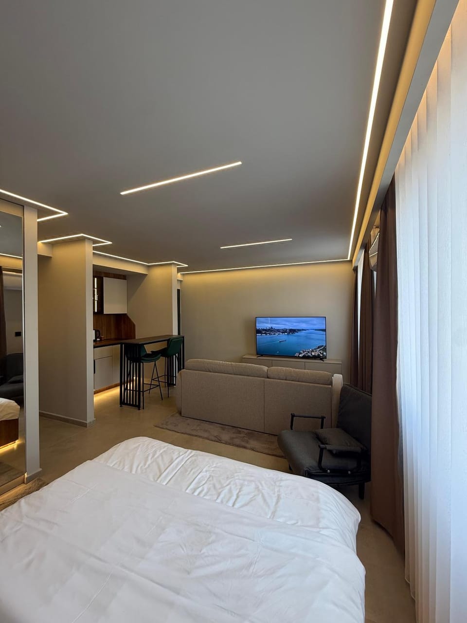 Bed, TV and multimedia, Photo of the whole room