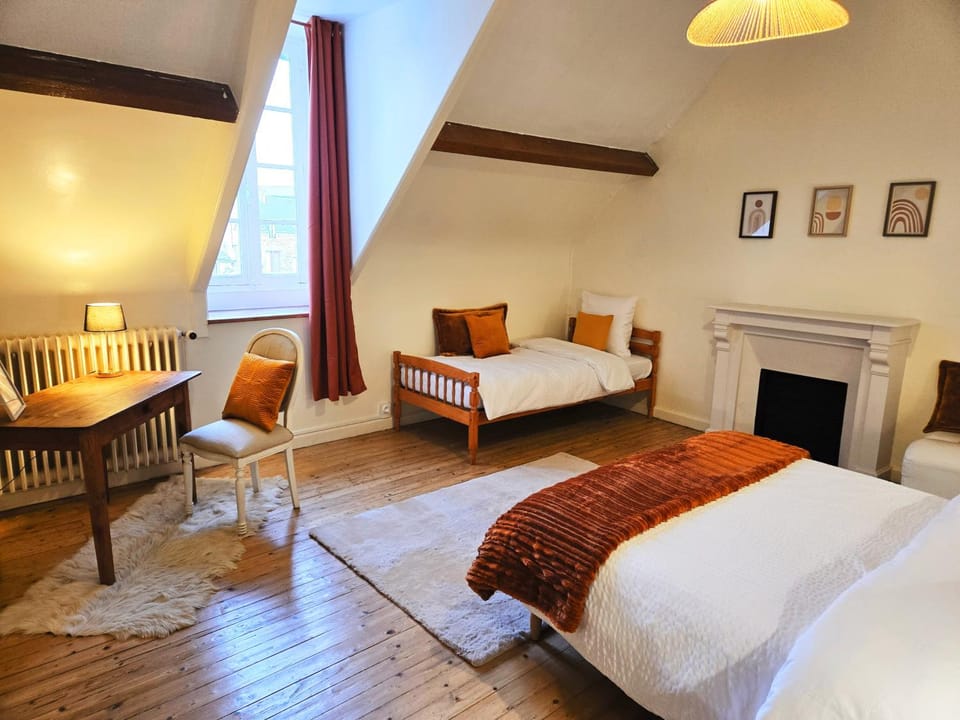 Bed, Photo of the whole room, Bedroom