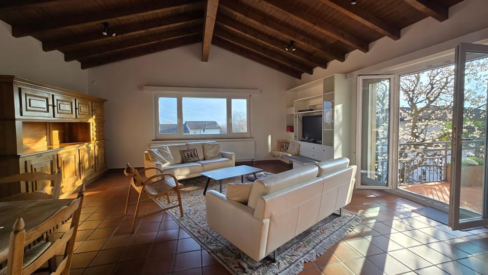 TV and multimedia, View (from property/room), Balcony/Terrace, Living room, Seating area, air conditioner