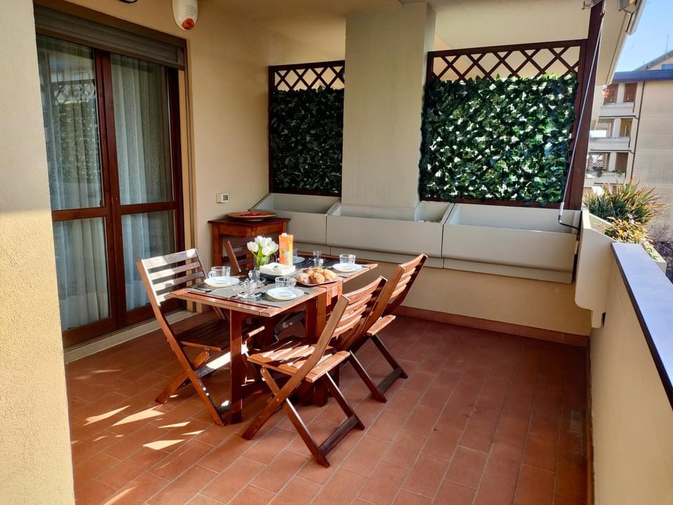 View (from property/room), Balcony/Terrace, Dining area