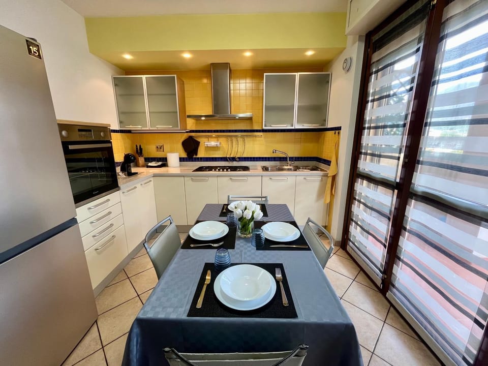 Kitchen or kitchenette, Dining area, dishwasher, oven, stove, toaster, washing machine
