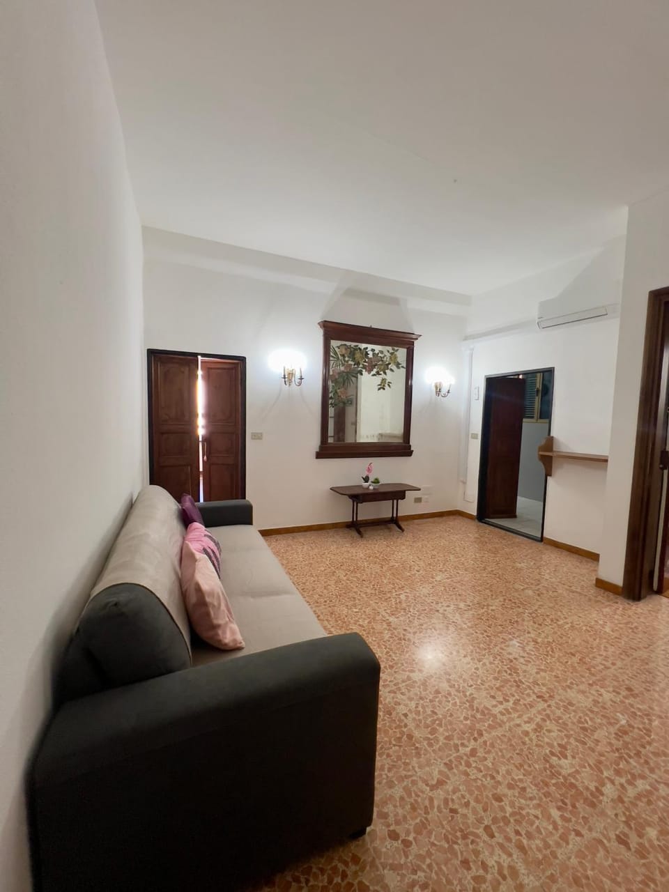 Bed, TV and multimedia, Living room