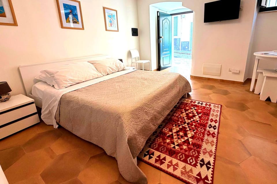 Bed, TV and multimedia, Bedroom, wardrobe