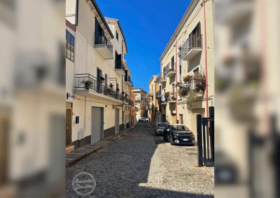 Property building, Day, Neighbourhood, City view, Street view, Location, Parking