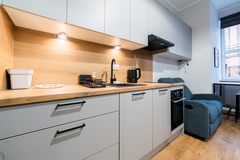 Coffee/tea facilities, Kitchen or kitchenette, oven, stove