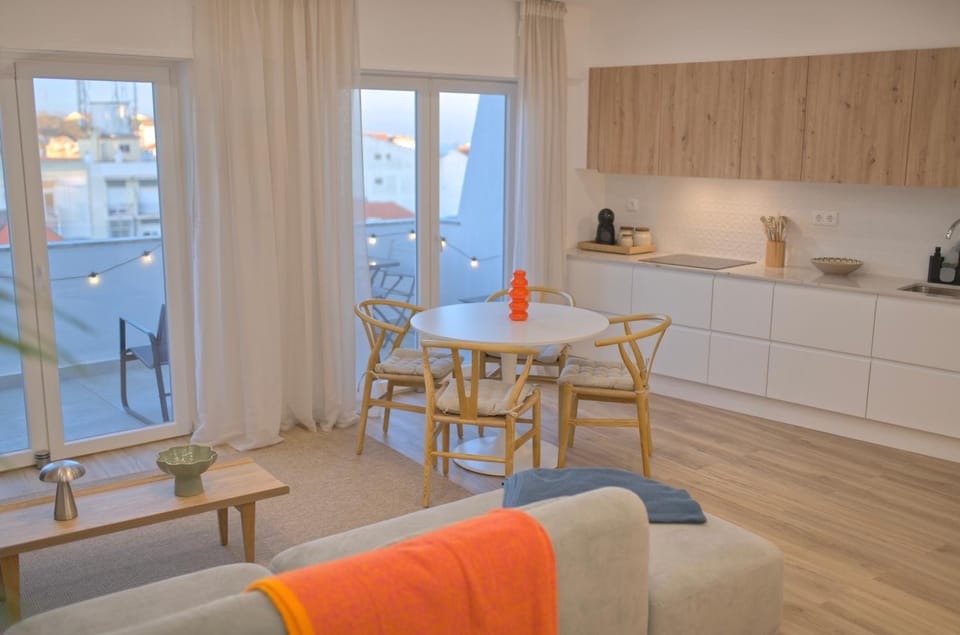 Coffee/tea facilities, Kitchen or kitchenette, Living room, Seating area, Dining area