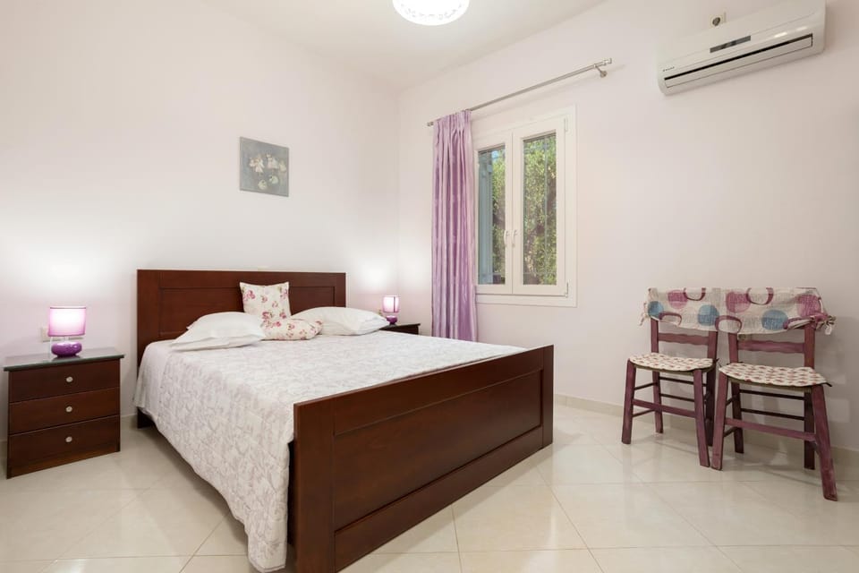 Bed, Photo of the whole room, Bedroom, air conditioner