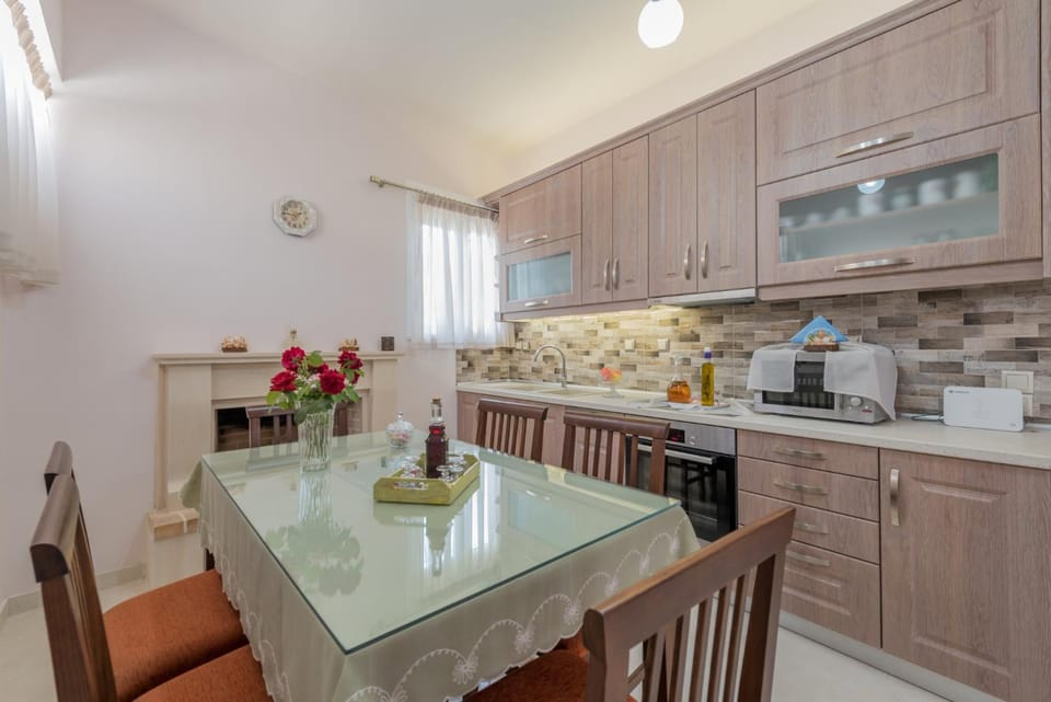 Kitchen or kitchenette, Dining area, dishwasher, stove