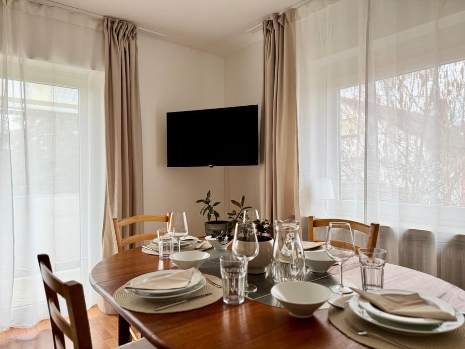 Living room, Dining area, Food, Lunch, Dinner