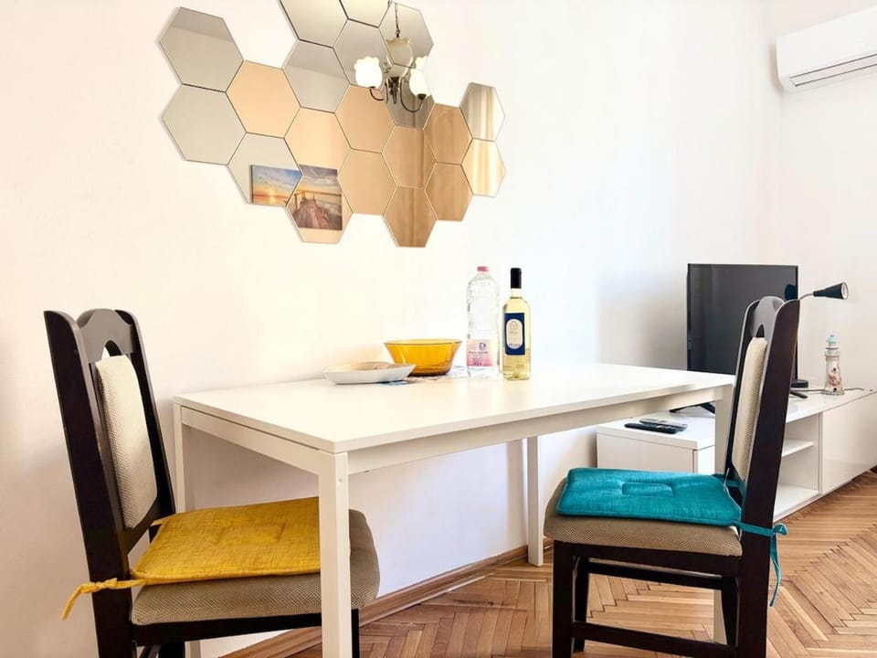 Property building, Restaurant/places to eat, Breakfast, Alcoholic drinks
