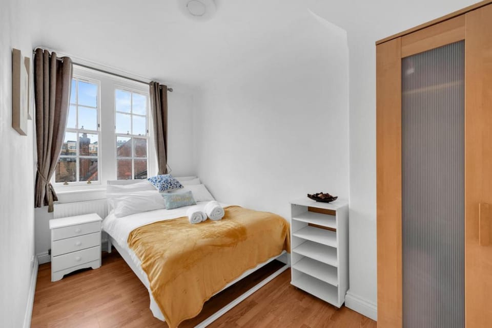 Next to Hammersmith Apollo + Tube | Top Location Apartment in London Borough of Richmond upon Thames