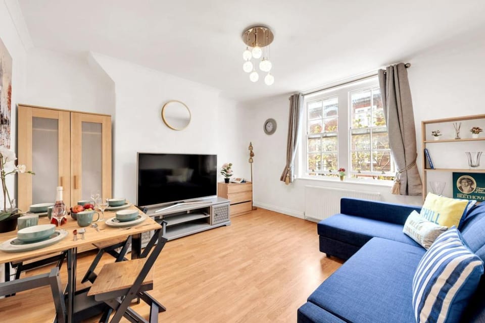 Next to Hammersmith Apollo + Tube | Top Location Apartment in London Borough of Richmond upon Thames