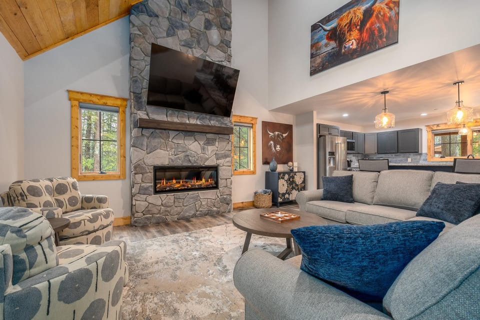 Willowcrest Brand NEW, Lake Access, Dock Slip, Dog Friendly, Hot Tub House in Oakland