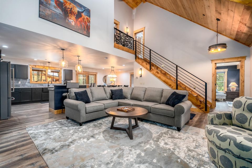 Willowcrest Brand NEW, Lake Access, Dock Slip, Dog Friendly, Hot Tub House in Oakland
