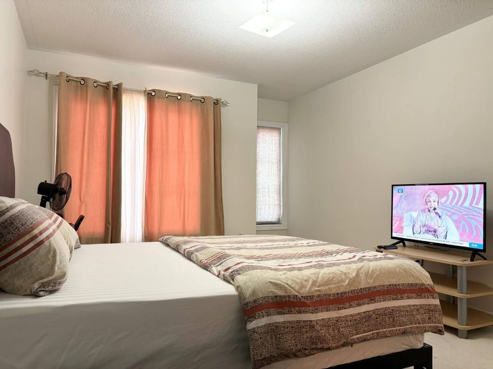 Communal lounge/ TV room, Bed, TV and multimedia, Bedroom