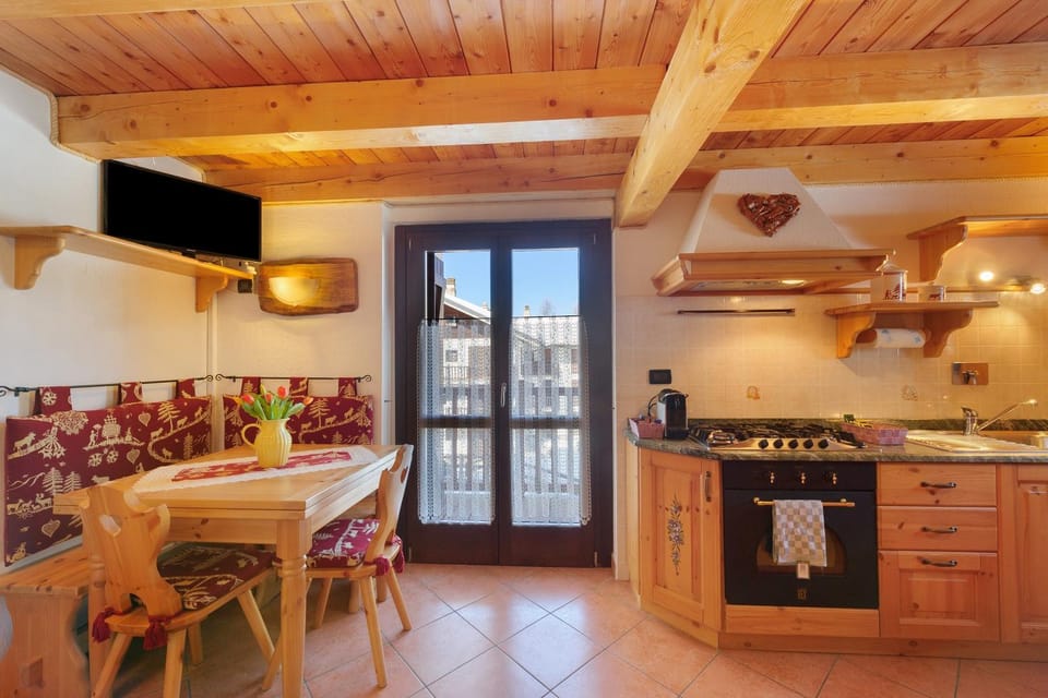 Property building, Kitchen or kitchenette, Living room