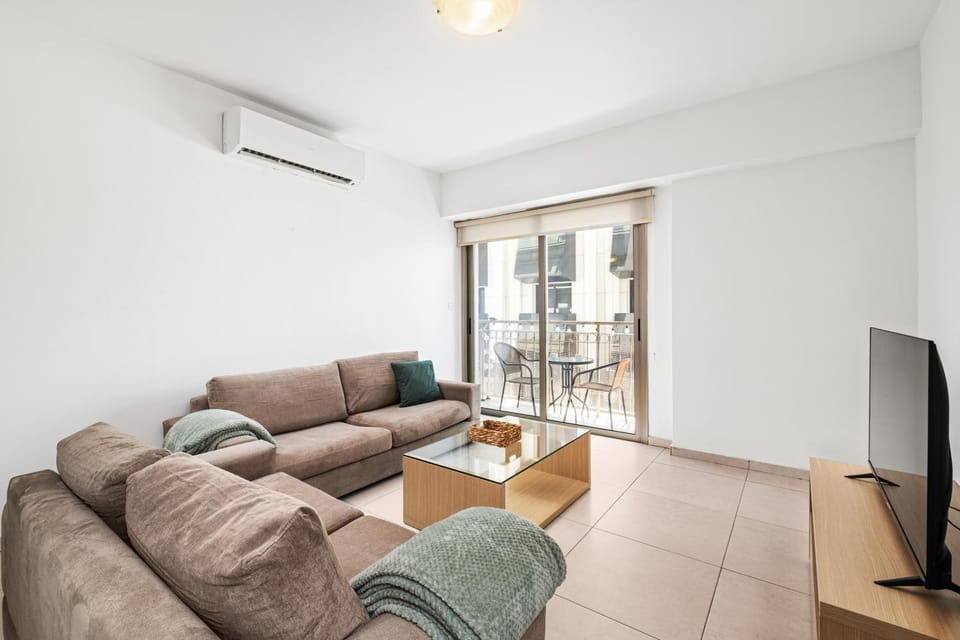 Communal lounge/ TV room, TV and multimedia, Living room, Seating area, Evening entertainment, air conditioner