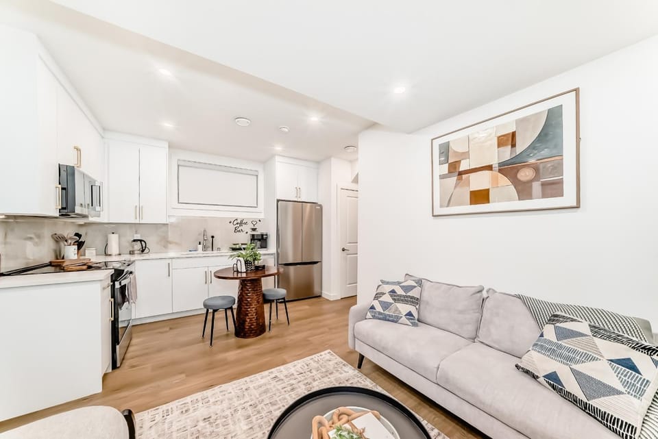 Brand New! Modern 2 Bedroom Suite Near YYC Airport - Sleeps 4 Apartment in Calgary