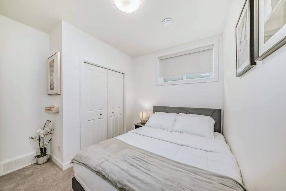 Brand New! Modern 2 Bedroom Suite Near YYC Airport - Sleeps 4 Apartment in Calgary