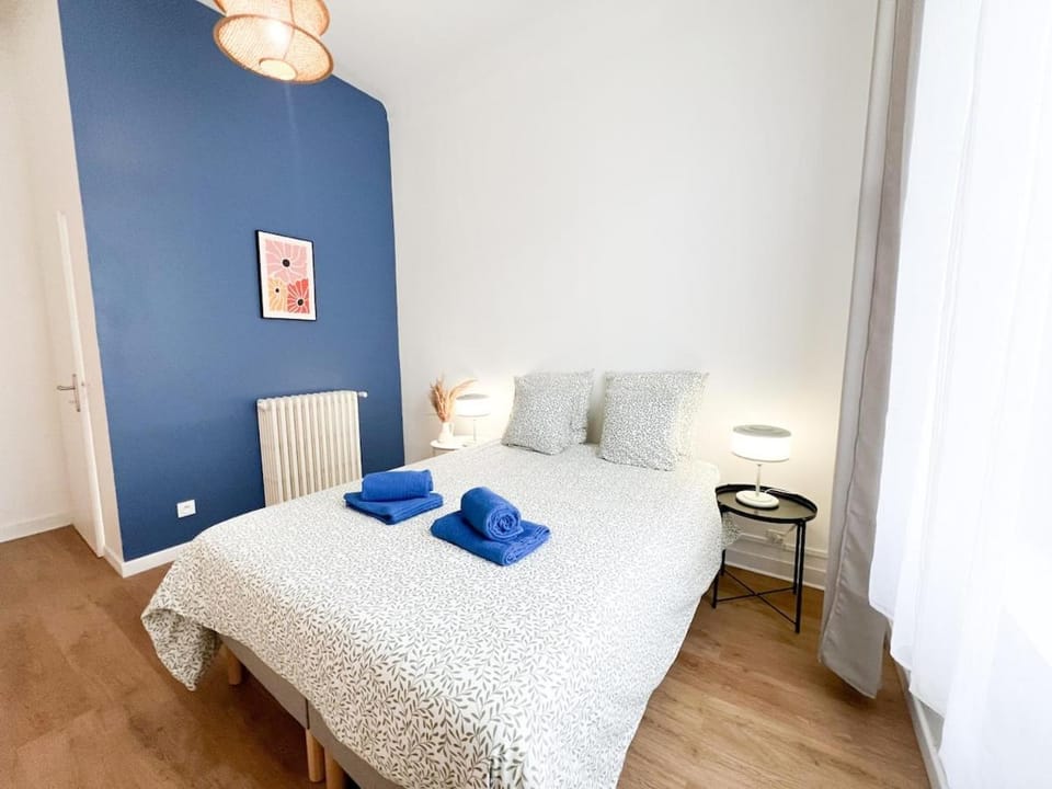 Photo of the whole room, Bedroom