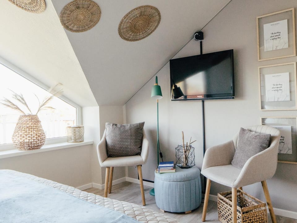 Bed, TV and multimedia, Photo of the whole room, Seating area, Bedroom