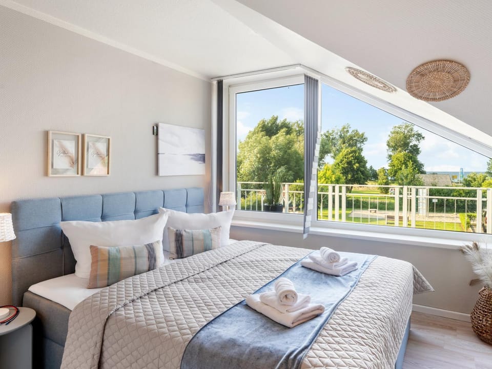 Bed, View (from property/room), Photo of the whole room, Seating area, Bedroom