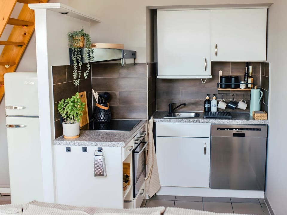 Coffee/tea facilities, Kitchen or kitchenette, dishwasher, oven, stove