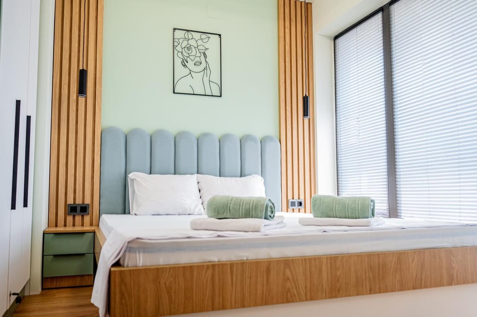 Bed, Bedroom, towels