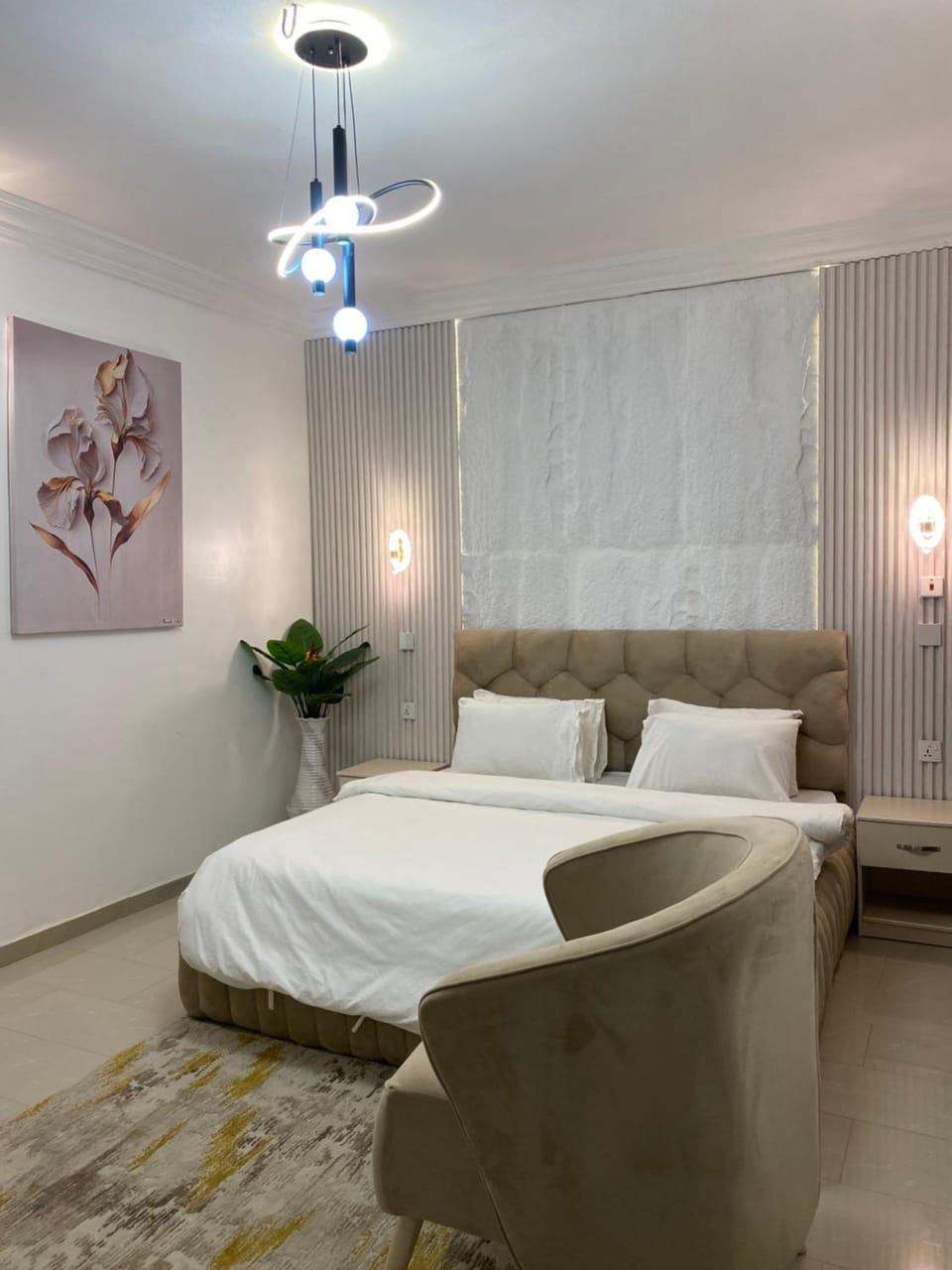 Bed, Seating area, Bedroom