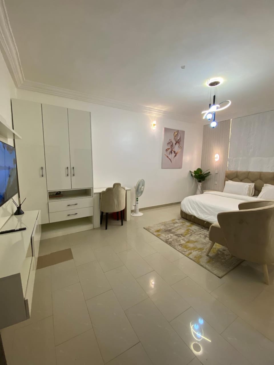 Bed, TV and multimedia, Photo of the whole room, Seating area, Bedroom, wardrobe