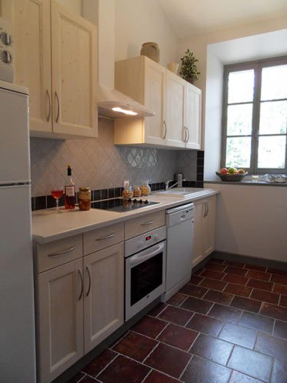 Kitchen or kitchenette, dishwasher, stove