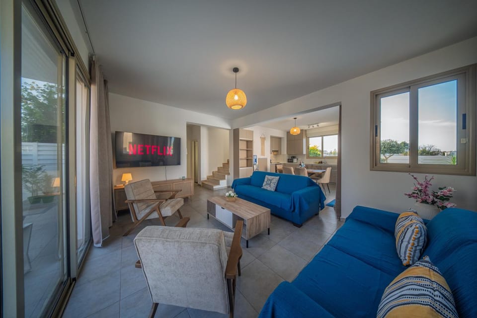 Communal lounge/ TV room, TV and multimedia, Living room, Seating area, Evening entertainment