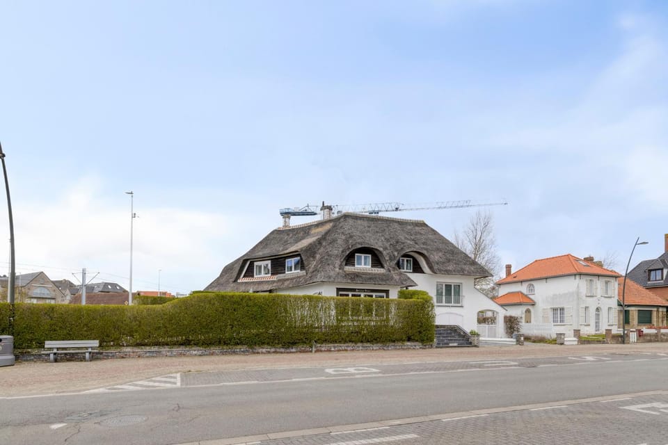 Property building, Neighbourhood, Location