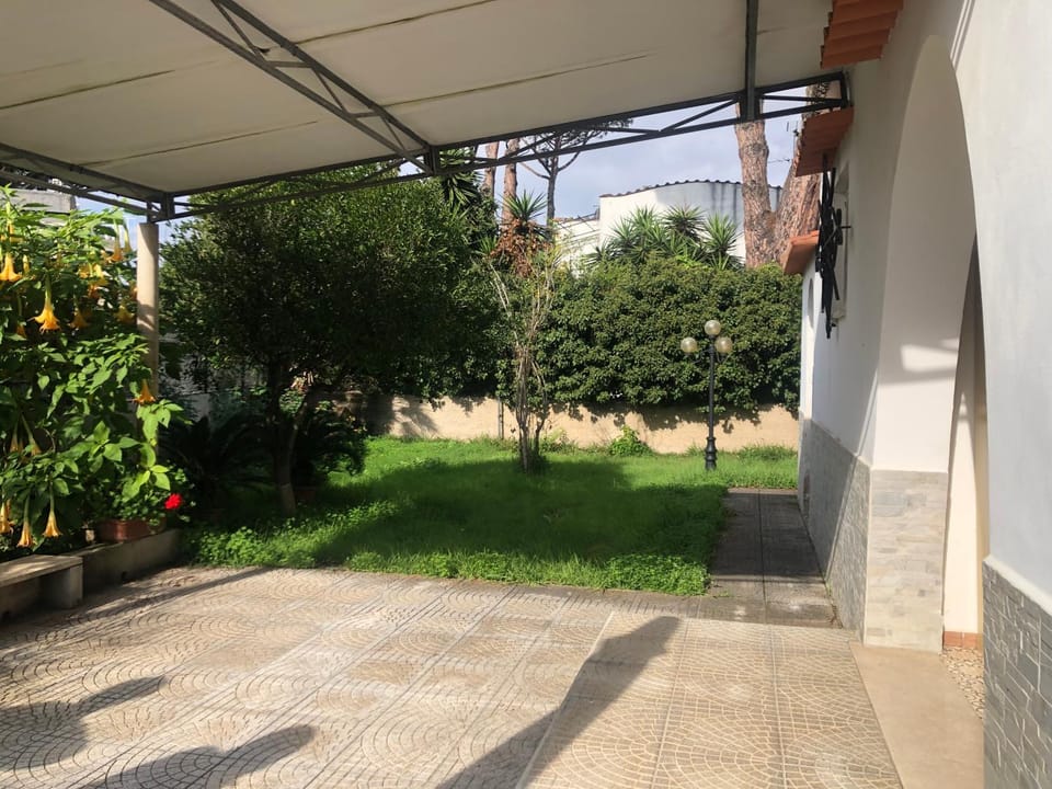 Property building, Day, Garden, Balcony/Terrace