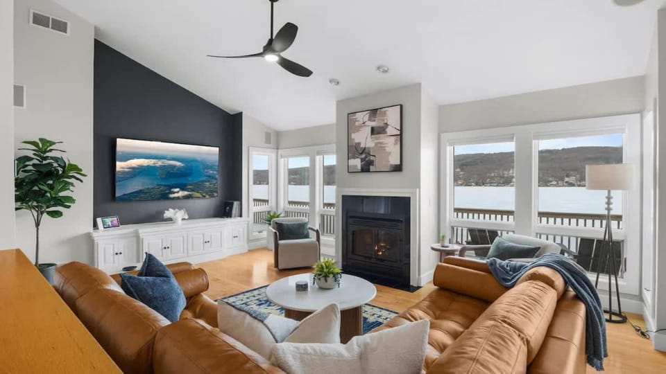 TV and multimedia, Living room, Seating area, Family, fireplace