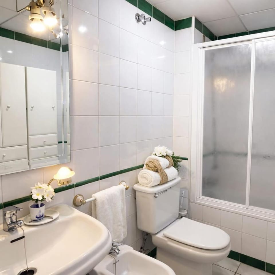 On the sea front with an ocean-facing terrace Apartment in Fuengirola