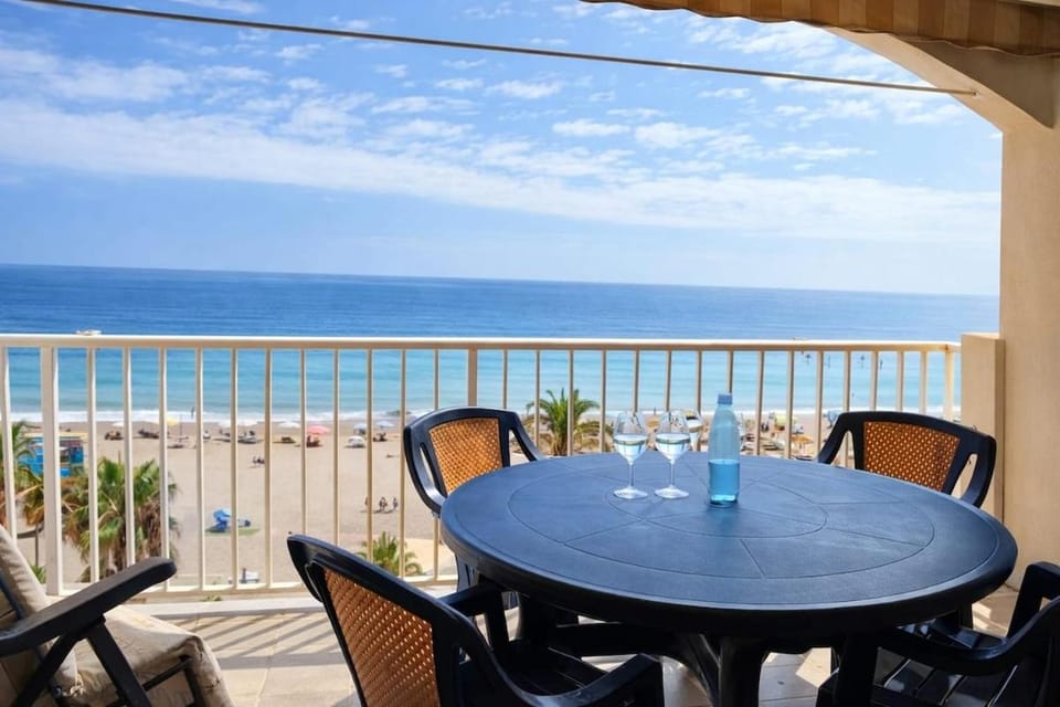 On the sea front with an ocean-facing terrace Apartment in Fuengirola