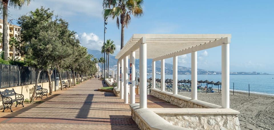 On the sea front with an ocean-facing terrace Apartment in Fuengirola