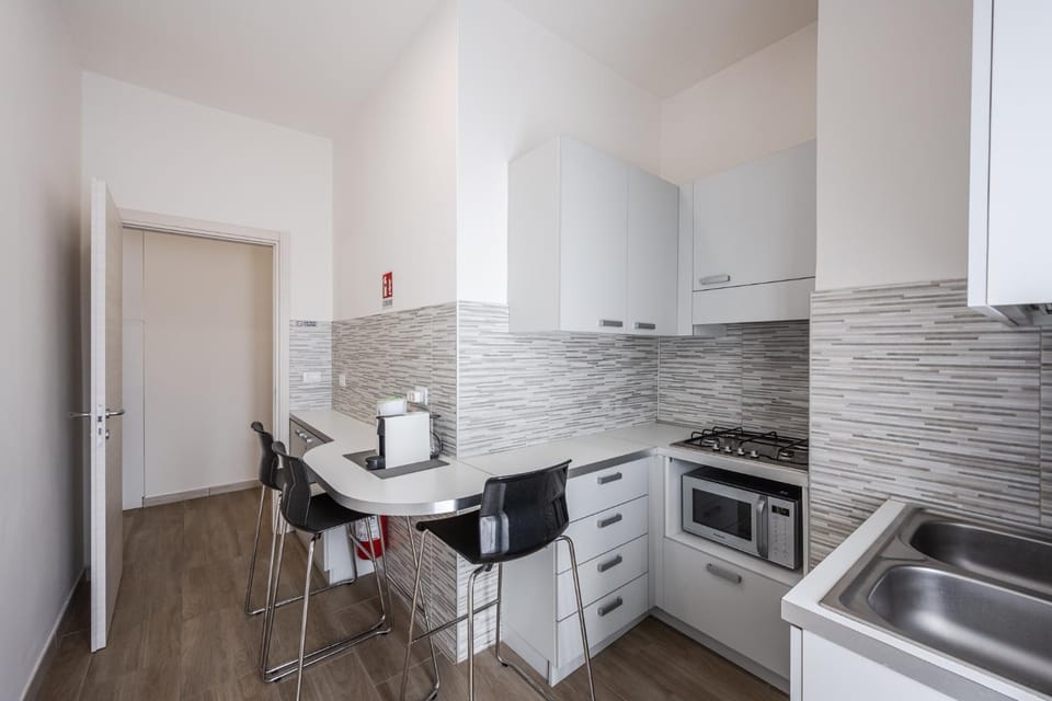 Coffee/tea facilities, Kitchen or kitchenette, Dining area, stove