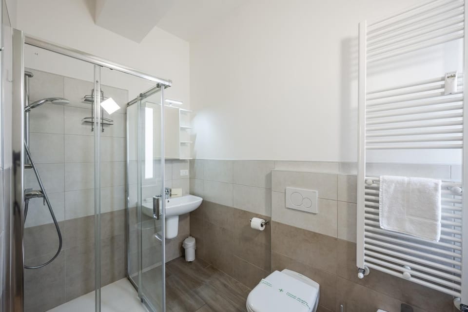 Shower, Toilet, Bathroom, bidet, towels