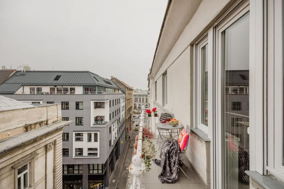 View (from property/room), Balcony/Terrace, City view, Street view