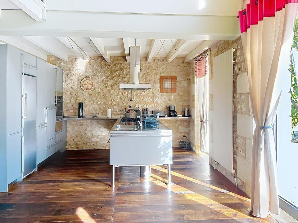 Coffee/tea facilities, Kitchen or kitchenette, oven, pet friendly, stove