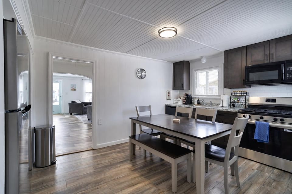 Coffee/tea facilities, Dining area, oven, stove, kitchen
