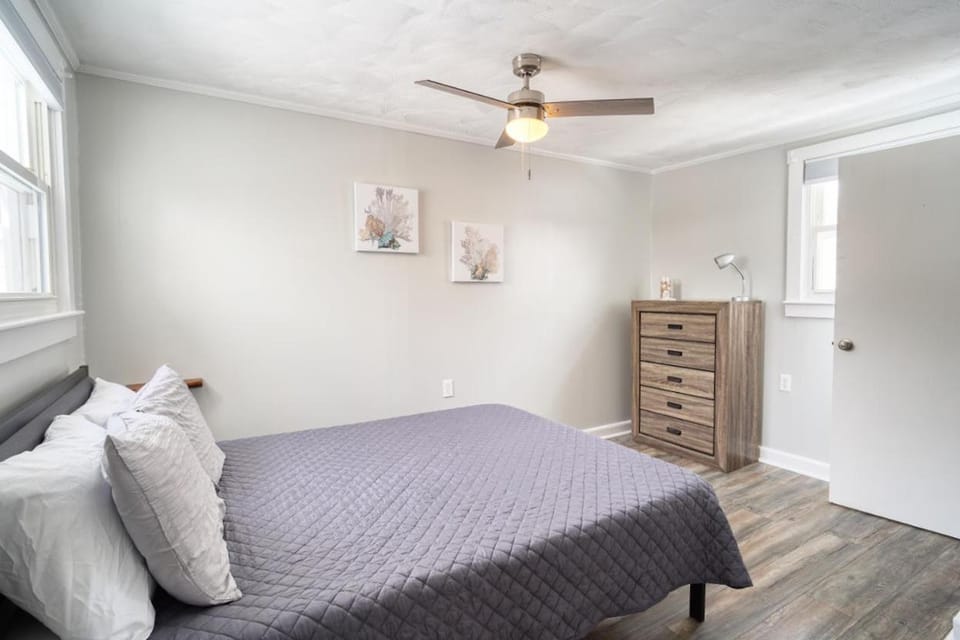 Coastal Gem - Charming 3BR Home, Steps to Beach! House in Warwick
