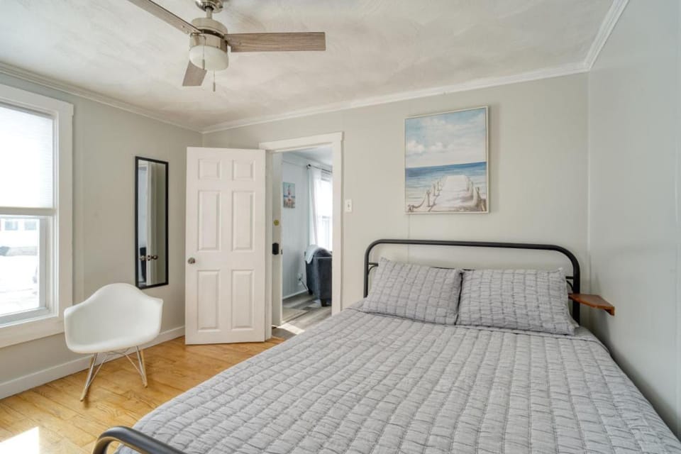 Coastal Gem - Charming 3BR Home, Steps to Beach! House in Warwick