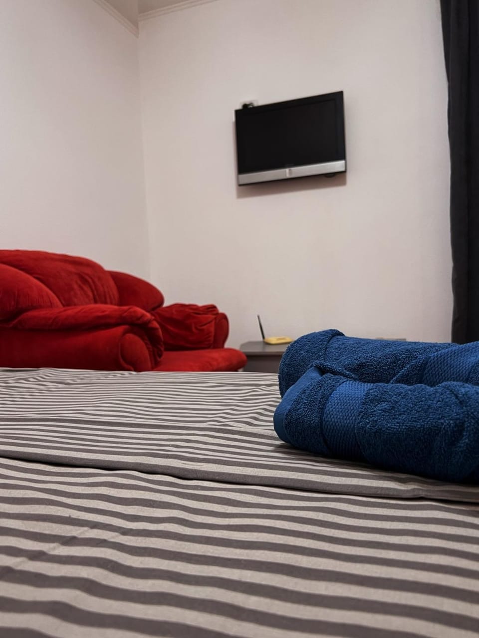 Bed, TV and multimedia, Photo of the whole room, Bedroom