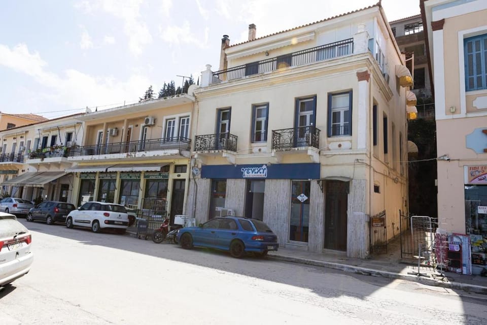Enalios Apt #2- Spacious Flat in the Heart of Town Apartment in Peloponnese Region